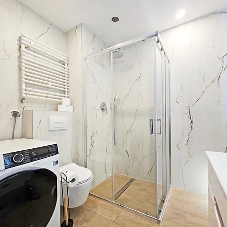 Classy - - Chylonska アパート